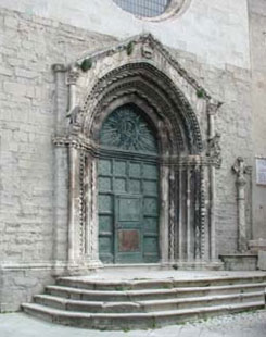 Un'immagine del portale della chiesa di Sant'Emidio ad Agnone