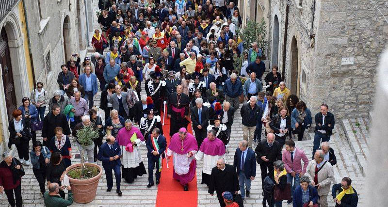 Un corteo interminabile di popolo festante ha accompagnato il Vescovo in cattedrale