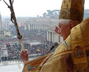 Un'immagine del papa davanti alla folla di pellegrini presente a San Pietro