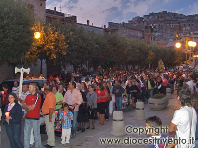 In piazza fontana ha inizio la processione che porterà la statua di Sant'Anna con la piccola Maria nella chiesetta di Maiella