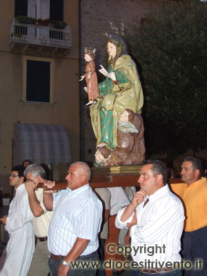 La statua Sant'Anna con la piccola Maria portata in processione verso la chiesetta in contrada 