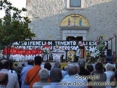 Il palco allestito all'aperto per la Santa Messa