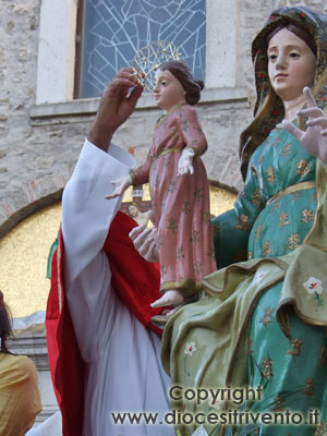 S.E. Mons. Angelo Amato pone la corona sul capo di Maria bambina