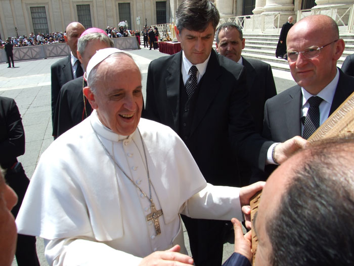 Papa Francesco riceve in dono una scultura in legno dall'artigiano triventino Vittorino Fratipietro