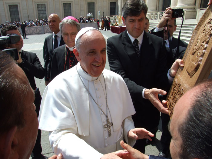 Papa Francesco riceve in dono una scultura in legno dall'artigiano triventino Vittorino Fratipietro