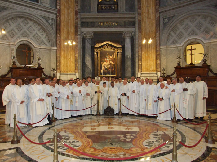 Foto ricordo del Vescovo Scotti con i sacredoti della Diocesi di Trivento