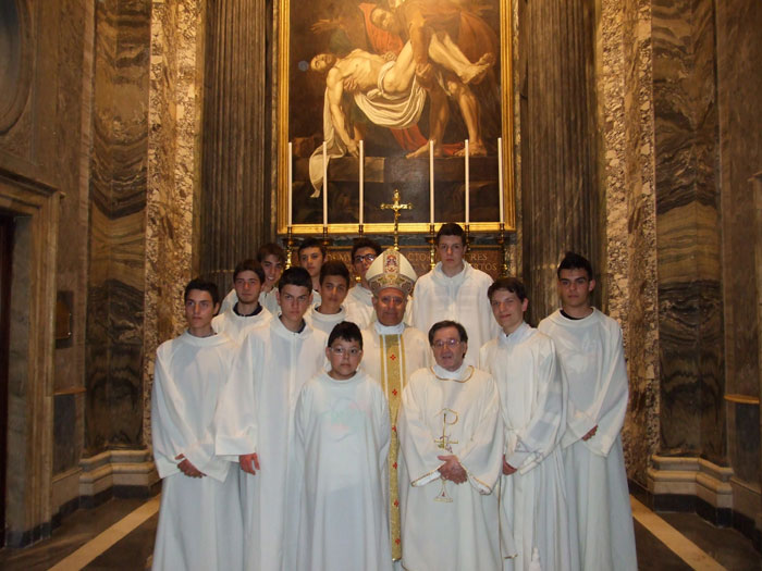Foto ricordo del Vescovo Scotti con i chirichetti della Diocesi di Trivento