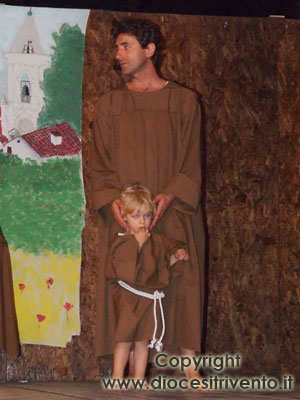 Una tenera immagine di Mauro Civico, che interpreta San Francesco, mentre abbraccia suo figlio Antonio
