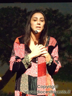 Un primo piano di Lucia Camardo che interpreta 