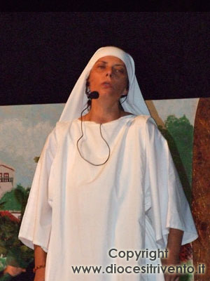 Un primo piano di Santa Chiara interpretata da Paola Scarano