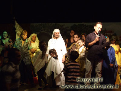 Giuseppe Bianco, uno dei musicisti e promotori dell'iniziativa, durante i ringraziamenti finali.<br />Lo spettacolo è stato realizzato interamente dal vivo e ha visto la partecipazione, tra musicisti, cantanti e ballerini, di oltre 60 persone.