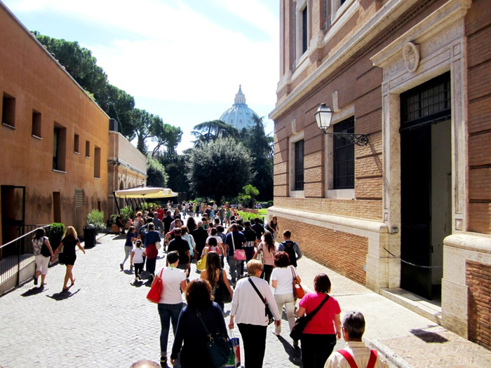 Il Coro della Cattedrale di Trivento ai Musei vaticani insieme a mons. Scotti