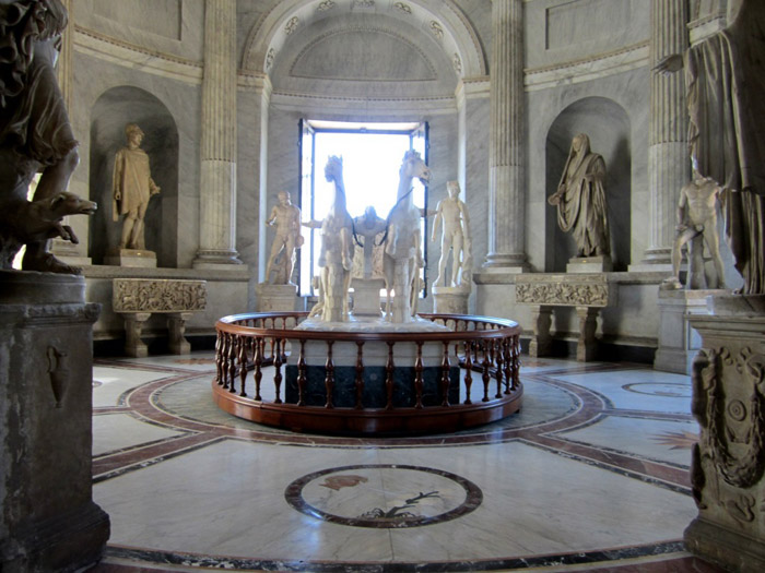 Il Coro della Cattedrale di Trivento ai Musei vaticani insieme a mons. Scotti