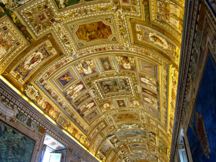 Il Coro della Cattedrale di Trivento ai Musei vaticani insieme a mons. Scotti
