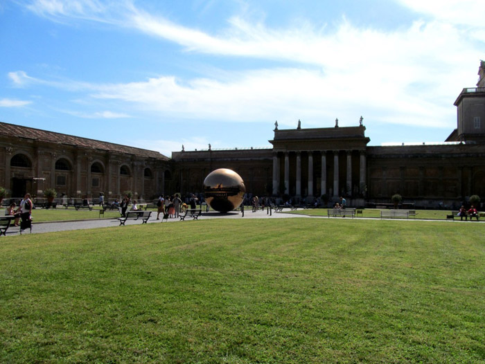 Il Coro della Cattedrale di Trivento ai Musei vaticani insieme a mons. Scotti