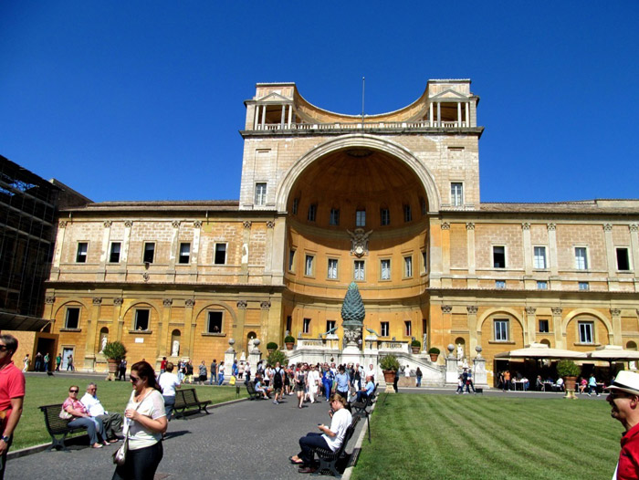 Il Coro della Cattedrale di Trivento ai Musei vaticani insieme a mons. Scotti