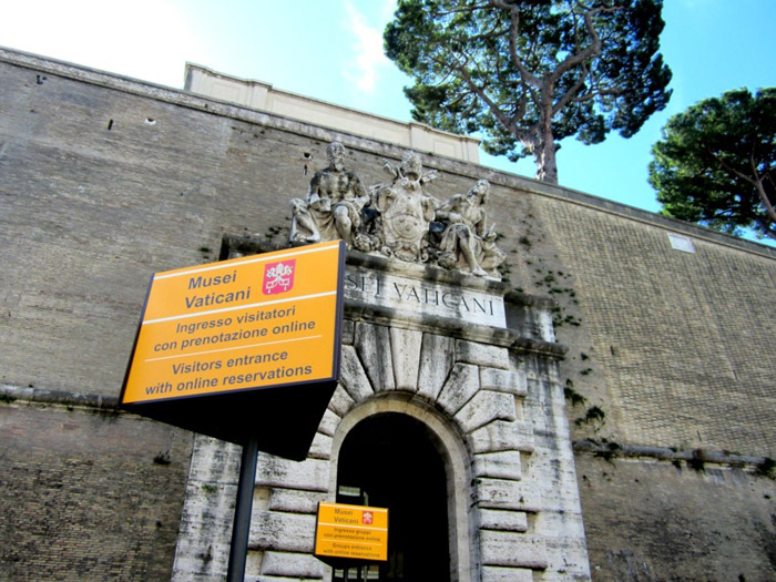 Il Coro della Cattedrale di Trivento ai Musei vaticani insieme a mons. Scotti