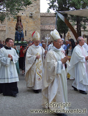 L’Arcivescovo Mons. Enzio D’Antonio, il vescovo di Trivento S.E. Mons. Domenico Scotti ed i sacerdoti presenti alla Celebrazione Eucaristica raggiungono in processione l'altare all'aperto.