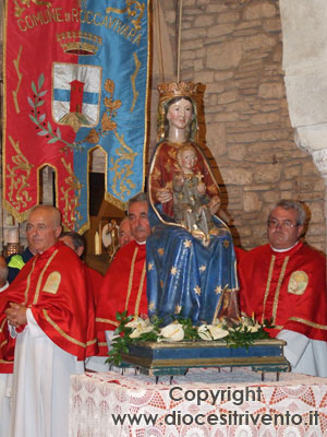 La statua della Madonna infine viene riportata all'interno del Santuario