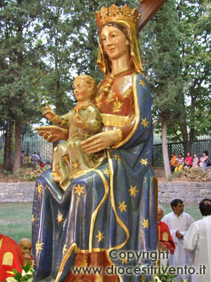 La statua della Madonna che sorride e di Gesù Bambino