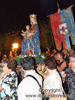 La statua della Madonna viene portata in processione lungo i viali esterni al Santuario