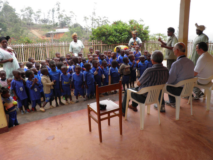 Accoglienza presso la scuola materna della parrocchia di Fonjumetaw