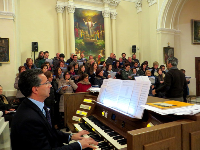 La Messa Crismale del Giovedì Santo 2014: un'immagine del coro della Cattedrale di Trivento