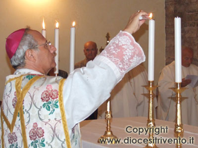 Mons. Domenico Scotti accende le candele poste in sei splendidi candelabri