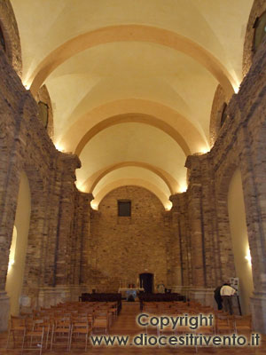 L’interno meraviglioso della chiesa di San Rocco splendidamente completata, in tutto il suo fascino di tempio dalle mura antiche che sostengono il luminoso soffitto: orizzonte di luce sorretto dal quotidiano operare nei piccoli gesti d’amore e di fede.