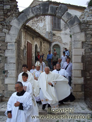 Il Vescovo di Trivento Mons. Domenico Scotti, il parroco di Salcito don Antonio Guglielmi, don Antonino Scarano e don Gigino Moscufo raggiungono in corteo la chiesa di San Rocco attraversando il centro storico di Salcito