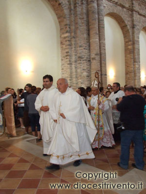 Il corteo entra in chiesa