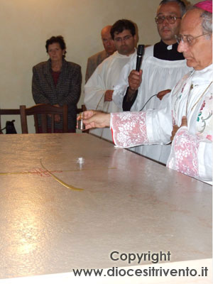 Mons. Scotti consacra l’altare versandovi il sacro Crisma