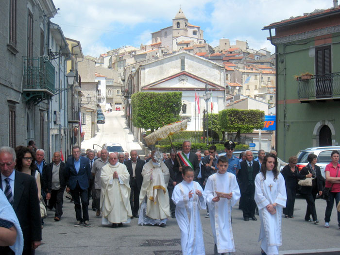 Processione eucaristica a Schiavi