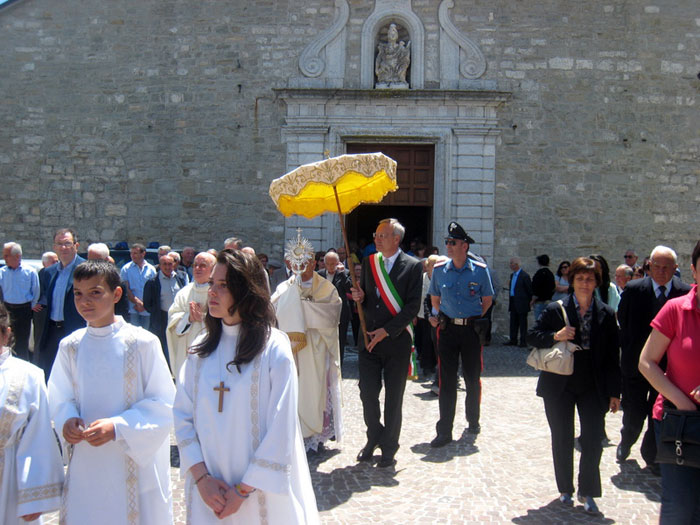 Processione eucaristica a Schiavi