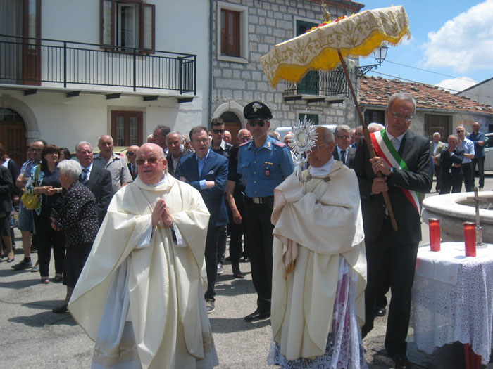 Processione nella piazza di Schiavi