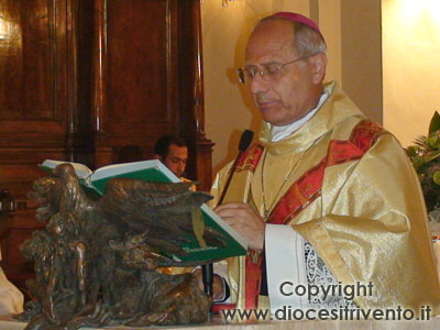 Il Vescovo mons. Scotti tiene l'omelia e proclama un vero dono prezioso di Dio questo tempo della Missione