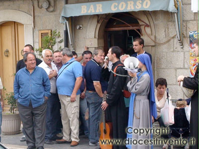 L'annuncio si svolge sulla soglia e all'interno dei bar