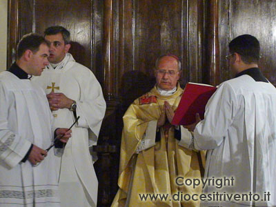 Il momento della preghiera e del conferimento ufficiale del mandato da parte dell'Ordinario Diocesano