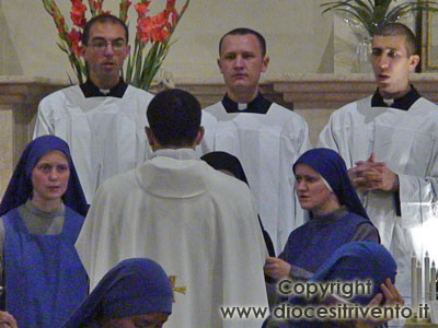 Il magnifico coro dei Missionari mentre esegue il canto dell'Ave Maria