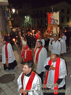 Il nuovo reliquario viene portato in processione lungo le vie del paese