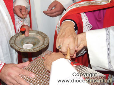 L’Ordinario Diocesano celebrante appone il suo sigillo in segno di autenticità
