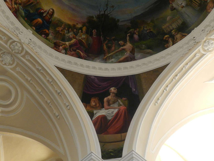 Partendo dall'immagine della Madonna e girando, poi, lo  sguardo in senso orario vediamo:<br /><strong>Sopra San Marco evangelista (leone, le spighe di grano)</strong>: mons. Tortorelli (di San Giovanni Rotondo, francescano,  monumentino), mons. Agazio (rifiuto promozione a Chieti), mons. Giannico (ogni mercoledì  offerta ai poveri, atto di coraggio per sostituzione con i giovani imprigionati  dai tedeschi), san Benedetto (con il libro in mano), Papa Francesco.