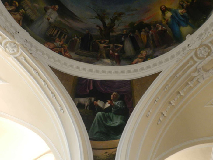 <strong>Sopra San Luca evangelista (bue, le spine):</strong><br />Santa Teresina di Gesù Bambino, sant’Antonio abate, san Tommaso, sant’Atanasio, san Giovanni Crisostomo, sant’Agostino, sant’Ambrogio, santa Teresa d’Avila, Nostro Signore Gesù Cristo.