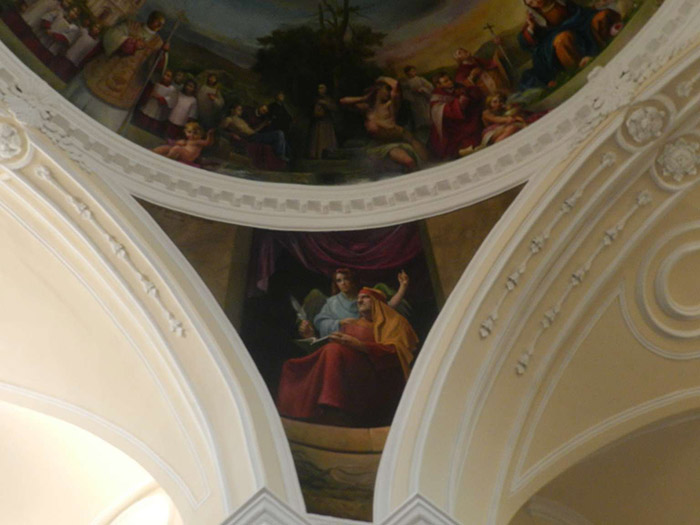 <strong>Sopra San Matteo evangelista (l’angelo, la strada):</strong><br />il Vescovo mons. Domenico Angelo Scotti, san Casto, san Camillo De Lellis, san Francesco Caracciolo, san Bernardino da Siena, san Celso (giovinetto), san Nazario (in ginocchio), san Vittore (con pastorale).