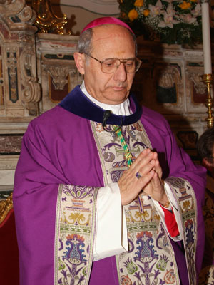 Il Vescovo Domenico Scotti in preghiera