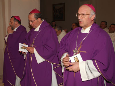 Da destra gli arcivescovi Mons. Molinari (AQ) – Mons. Forte (CH) – Mons. Valentinetti (PE)