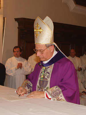 Il Vescovo Domenico Scotti firma il verbale della presa di possesso canonico della Diocesi
