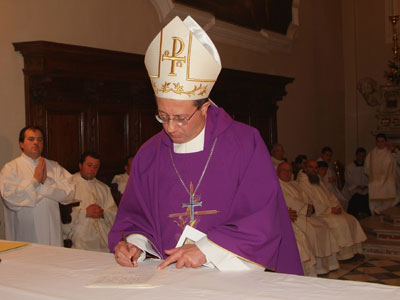 Il momento della firma del verbale dell’Arcivescovo di Chieti Bruno Forte