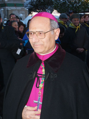 Il Vescovo Domenico Scotti sorride ai tantissimi presenti che manifestano con entusiasmo il loro benvenuto