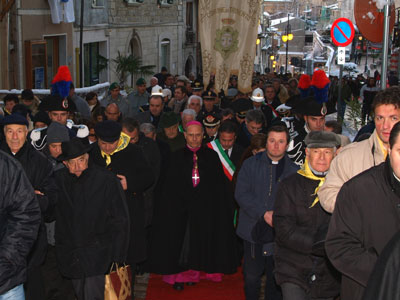 Il corteo lungo la monumentale scalinata